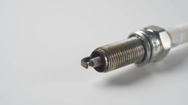 Beyaz arka plandaki eski buji. Araba ve motosiklet kısmı.