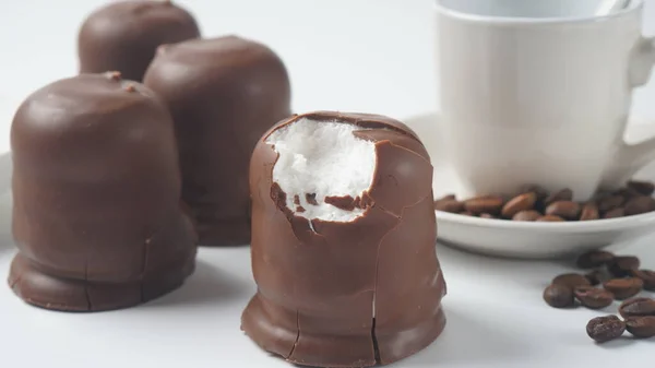 Masada beyaz çikolatalı krembo var. Çikolata kaplı marşmelov İsrail 'de popülerdir..