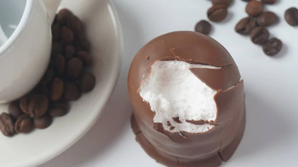 Chocolate Blanco Krembo Sobre Mesa Dulce Malvavisco Recubierto Chocolate Que —  Fotos de Stock