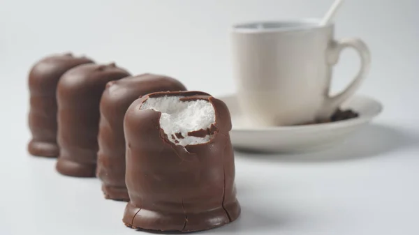 Masada beyaz çikolatalı krembo var. Çikolata kaplı marşmelov İsrail 'de popülerdir..