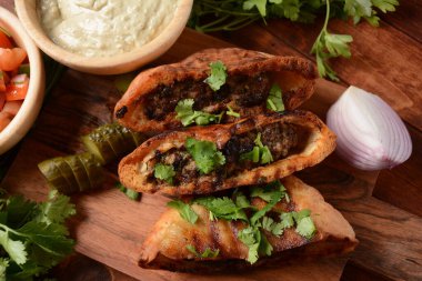 Arayes - fırında pide kebap. Geleneksel Arap yemekleri 