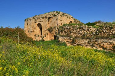 Haçlı Kalesi Şatosu Neuf-Metsudat Hunin 'in dış duvarları İsrail' in kuzeyindeki Yukarı Celile 'deki İsrail Margaliot köyünün girişinde yer almaktadır.