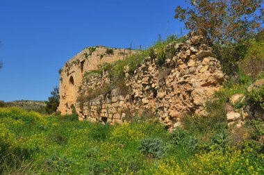 Haçlı Kalesi Şatosu Neuf-Metsudat Hunin 'in dış duvarları İsrail' in kuzeyindeki Yukarı Celile 'deki İsrail Margaliot köyünün girişinde yer almaktadır.