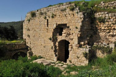 Haçlı Kalesi Şatosu Neuf - Metsudat Hunin 'in ana salonundan çıkış İsrail' in kuzeyindeki Yukarı Celile 'deki İsrail Margaliot köyünün girişinde yer almaktadır.