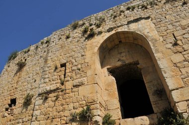 Haçlı Kalesi Şatosu Neuf - Metsudat Hunin 'in ana girişi İsrail' in kuzeyindeki Yukarı Celile 'deki İsrail Margaliot köyünün girişinde yer almaktadır.