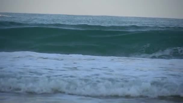 Κύματα Της Μεσογείου Πρωί Συντρίβονται Κοντινό Πλάνο Της Θάλασσας Κύματα — Αρχείο Βίντεο
