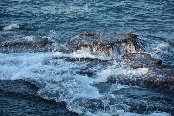 Sea Waves Crashing Rocks White Foam Swirling Frothy Foamy Sea — Stock Photo, Image