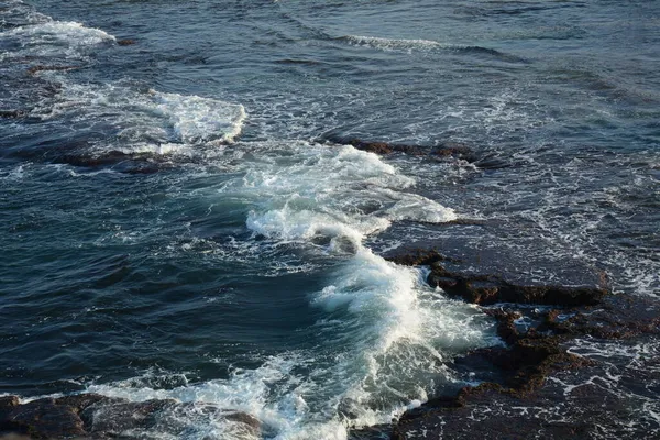 Морські Хвилі Розбиваються Скелі Білим Туманом Грязька Мокра Морська Вода — стокове фото