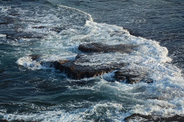 海浪在白沫的岩石上拍打 在Akko Acre 以色列附近的岩石上旋转着泡沫般的海水 — 图库照片