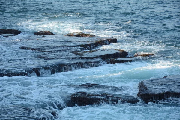 海浪在白沫的岩石上拍打 在Akko Acre 以色列附近的岩石上旋转着泡沫般的海水 — 图库照片