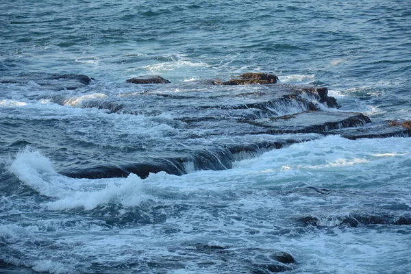 Морські Хвилі Розбиваються Скелі Білим Туманом Грязька Мокра Морська Вода — стокове фото