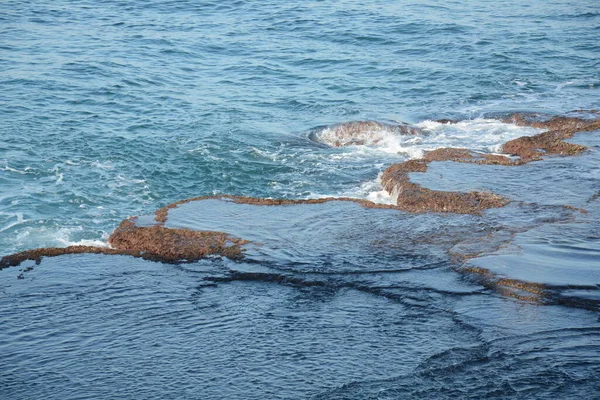 Sea Waves Crashing Rocks White Foam Swirling Frothy Foamy Sea — Stock Photo, Image