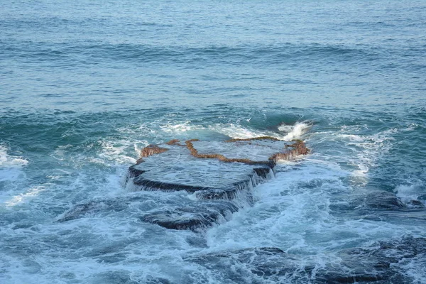 Sea Waves Crashing Rocks Com Espuma Branca Rodar Espuma Espumosa — Fotografia de Stock