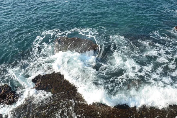 Sea Waves Crashing Rocks White Foam Swirling Frothy Foamy Sea — Stock Photo, Image