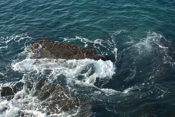 Sea Waves Crashing Rocks White Foam Swirling Frothy Foamy Sea — Stock Photo, Image