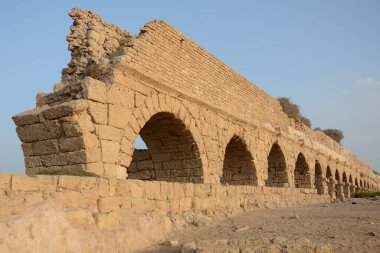 Eski bir su kemeri. Herodian su kemerinin kalıntıları antik Caesarea, İsrail yakınlarında..