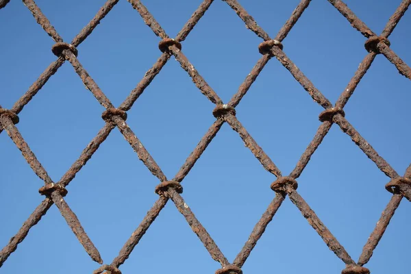 青い空に対する鍛造錆びた金属保護グリル — ストック写真