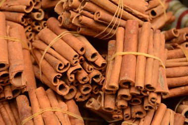 İsrail Akko 'daki Türk pazarında (Acre) baharat dükkanının önünde doğal kurutulmuş tarçın kabuğu