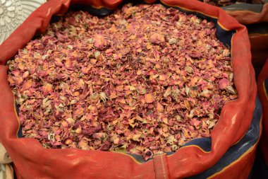 Çay için güller. Türler ve malzemeler Akka 'nın sokak pazarında çay çiçekleri