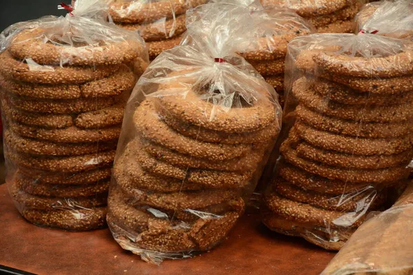 Turkse Bagel Simit Met Sesam Traditioneel Gebak Van Turkije Markt — Stockfoto