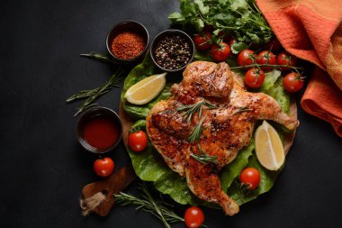 Izgara kızarmış tavuk Tabaka. Gürcü mutfağı.