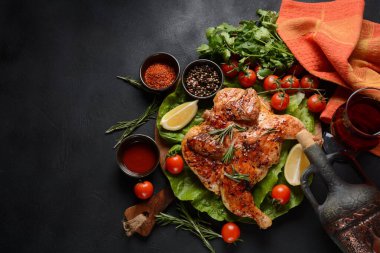 Izgara kızarmış tavuk Tabaka. Gürcü mutfağı.