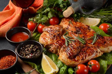 Izgara kızarmış tavuk Tabaka. Gürcü mutfağı.