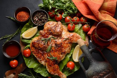 Izgara kızarmış tavuk Tabaka. Gürcü mutfağı.