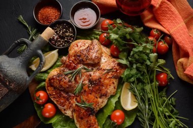 Izgara kızarmış tavuk Tabaka. Gürcü mutfağı.