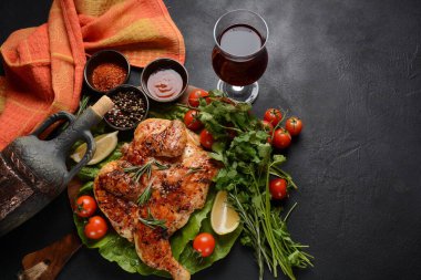 Izgara kızarmış tavuk Tabaka. Gürcü mutfağı.