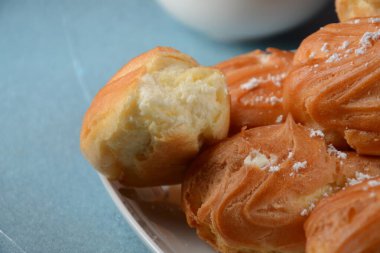 Geleneksel kremalı Fransız tatlısı.