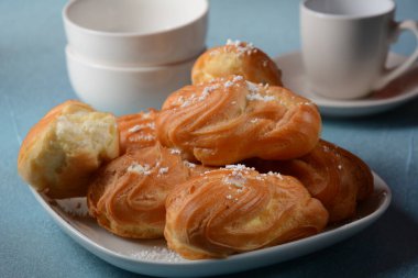 Geleneksel kremalı Fransız tatlısı.