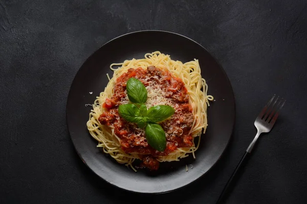 Talerz Makaronu Bolognese Ciemnym Tle Włoski Makaron Spaghetti Pieczoną Wołowiną — Zdjęcie stockowe