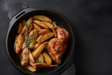 Pişmiş tavuk budu ve sarımsaklı tavuk budu ve fırında patates ile baharatlı tavuk budu.