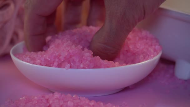 Hand Spielt Mit Rosa Salzkristallen Totes Meer Salz Für Wellness — Stockvideo