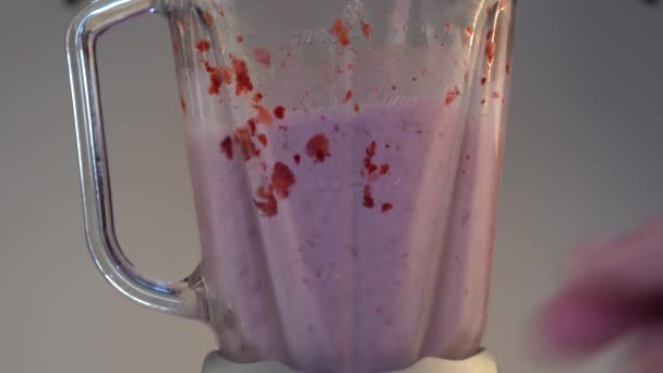 Glazen Container Van Blender Waarin Een Rode Rijpe Aardbeienvrucht Melk — Stockvideo