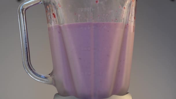 Προετοιμασία Υγιούς Βιολογικού Milkshake Smoothies Από Φράουλες Κρέμα Γάλακτος — Αρχείο Βίντεο