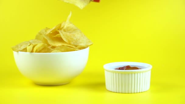 Batatas Fritas Tigela Tigela Com Ketchup Fundo Amarelo Feche Mão — Vídeo de Stock