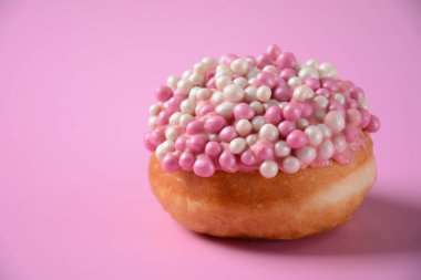 Donut (sufgania) ve dreidal - Yahudi bayramı Hanuka sembolleri. Hanuka kutlaması için taze çörekler..