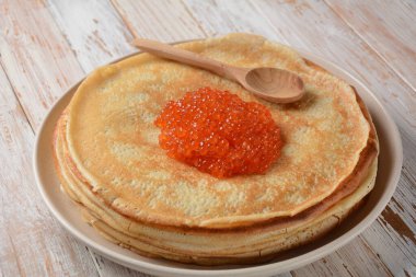 Kırmızı havyarlı gözleme. Shrovetide Maslenitsa Haftası festival yemeği. Kırmızı havyarlı bir yığın Rus krepi. Kırsal biçim