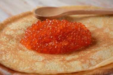 Kırmızı havyarlı gözleme. Shrovetide Maslenitsa Haftası festival yemeği. Kırmızı havyarlı bir yığın Rus krepi. Kırsal biçim