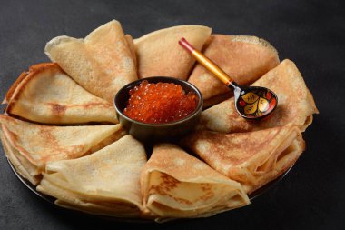 Kırmızı havyarlı gözleme. Shrovetide Maslenitsa Haftası festival yemeği. Kırmızı havyarlı bir yığın Rus krepi. Kırsal biçim