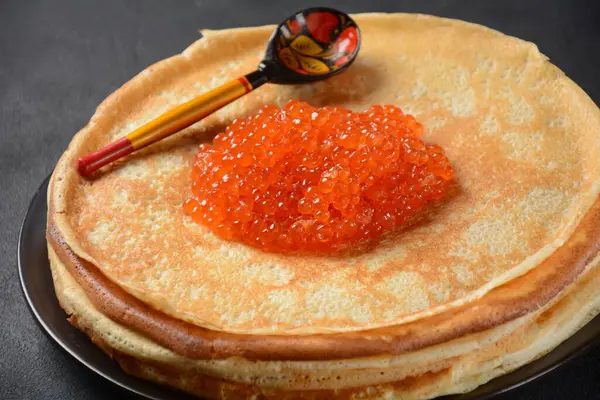Panquecas Com Caviar Vermelho Shrovetide Maslenitsa Semana Refeição Festival Pilha — Fotografia de Stock