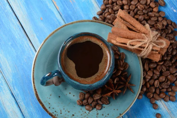 Tazza Caffè Cannella Fagioli Sul Tavolo Blu — Foto Stock