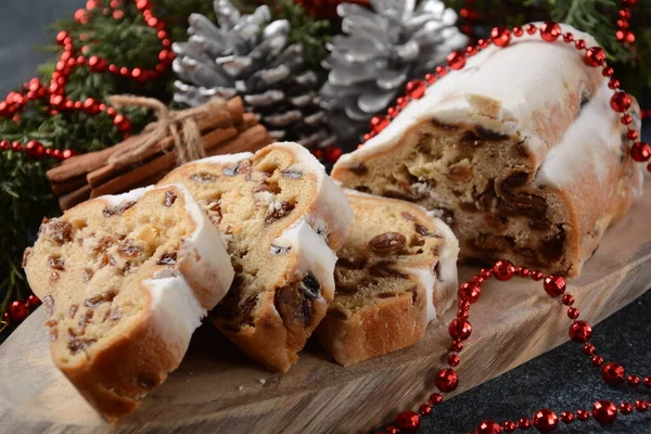 Dresdner Stollen Ist Ein Traditioneller Deutscher Kuchen Mit Rosinen Geschenk — Stockfoto