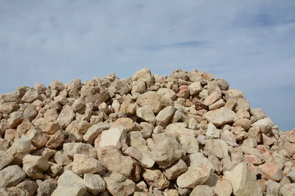Foto Una Gran Pila Piedras Sitio Construcción Costa Del Mar —  Fotos de Stock