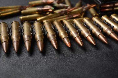 5.56 mm NATO mühimmatı, makineli tüfek mermisi kemeri, şarjörlerde tüfek mermisi
