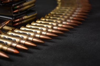 5.56 mm NATO mühimmatı, makineli tüfek mermisi kemeri, şarjörlerde tüfek mermisi