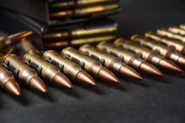 5.56 mm NATO mühimmatı, makineli tüfek mermisi kemeri, şarjörlerde tüfek mermisi