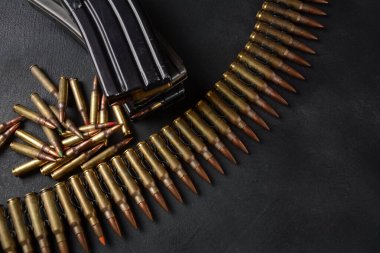 5.56 mm NATO mühimmatı, makineli tüfek mermisi kemeri, şarjörlerde tüfek mermisi